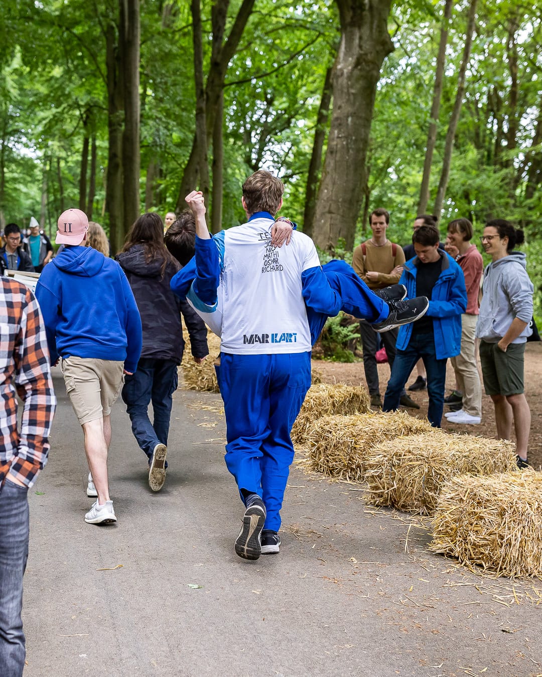 Fahrer wird getragen